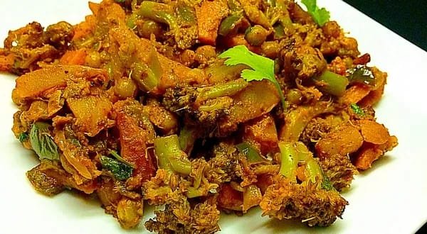 रेस्टारेंट पद्धतीची चविष्ट आणि झणझणीत मिक्स व्हेज भाजी
