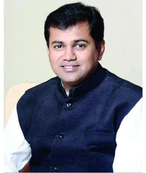 *श्रेय घेण्यासाठी नाही तर कोरोना हद्दपारीसाठी काम करुया* *पालकमंत्री उदय सामंत*