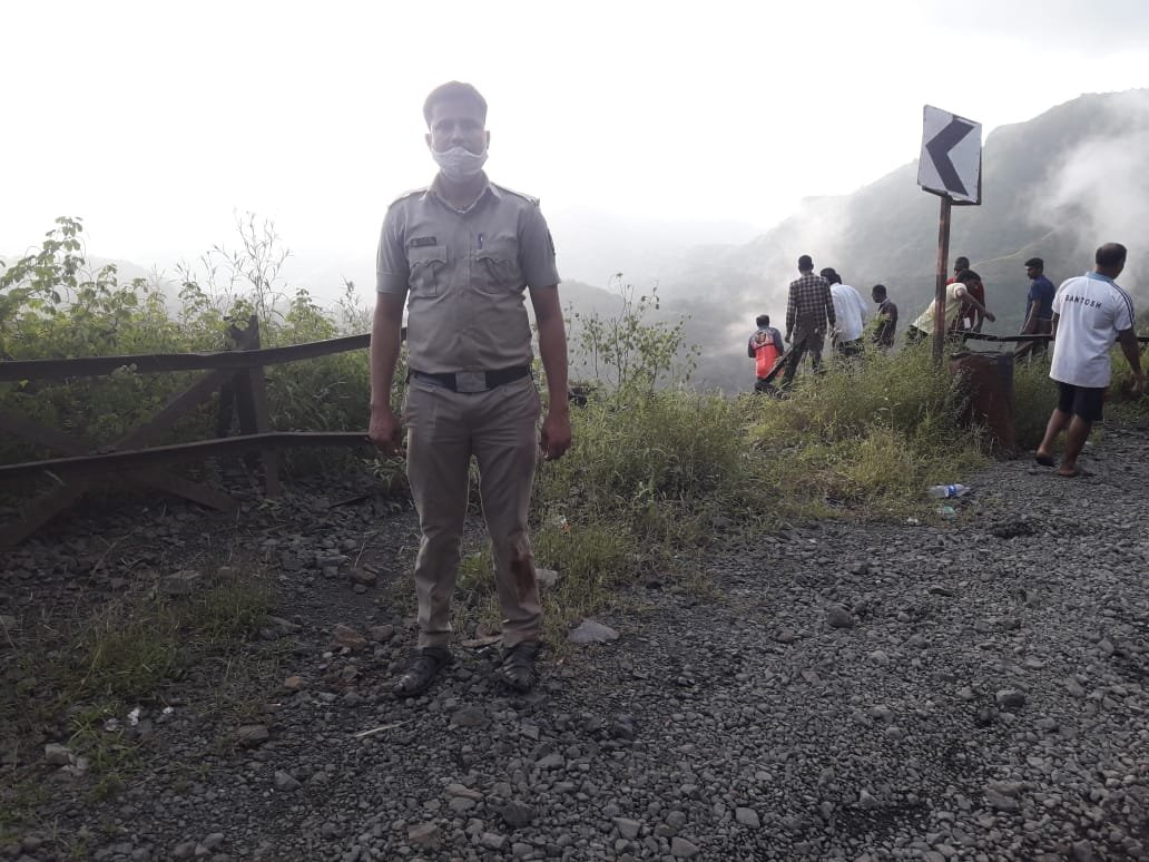 करुळ घाटात ट्रक खोल दरीत : चालक गंभीर