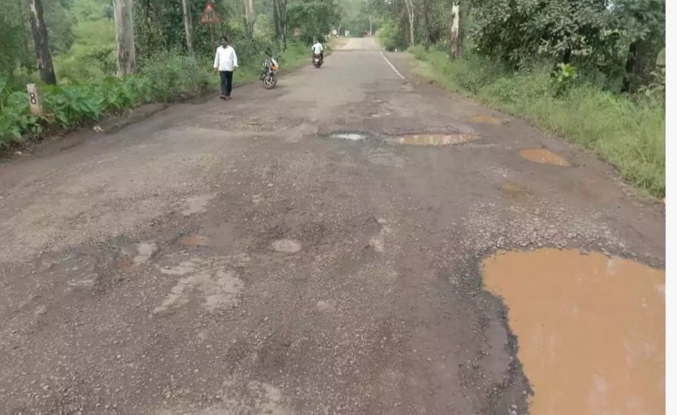 वैभववाडी – तरळे मार्ग वाहतुकीस धोकादायक.;रस्ता तत्काळ दुरुस्ती करा,अन्यता