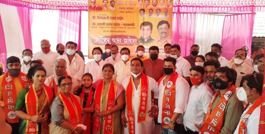 पालकमंत्र्यांच्या उपस्थित शेकडो कार्यकर्त्यांचा शिवसेनेत जाहीर प्रवेश