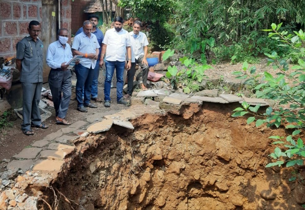 फोंडाघाट गावात पावसाच्या अतिवृष्टीमुळे विहिरीचा भाग कोसळला