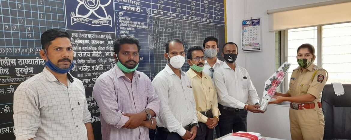 मनसेच्या वतीने सावंतवाडीच्या नवनियुक्त डीवायएसपी डॉ. रोहिणी साळुंखे यांना पुष्पगुच्छ देऊन शुभेच्छा