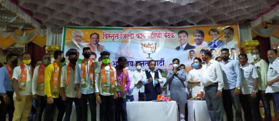 परबवाडा ग्रा.पं.सदस्य संतोष सावंत यांच्यासह युवकांचा भाजपमध्ये प्रवेश