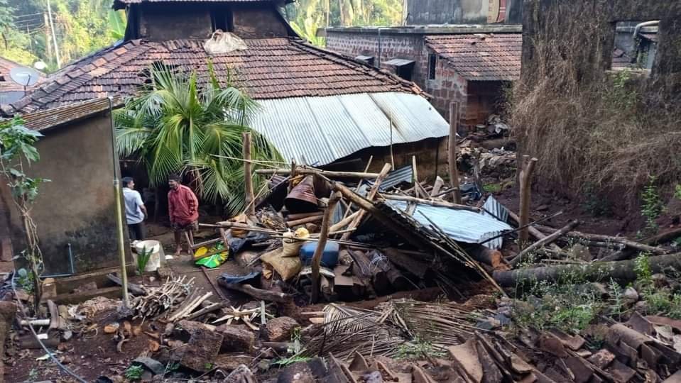तांबोळी येथे घरावर माड कोसळला