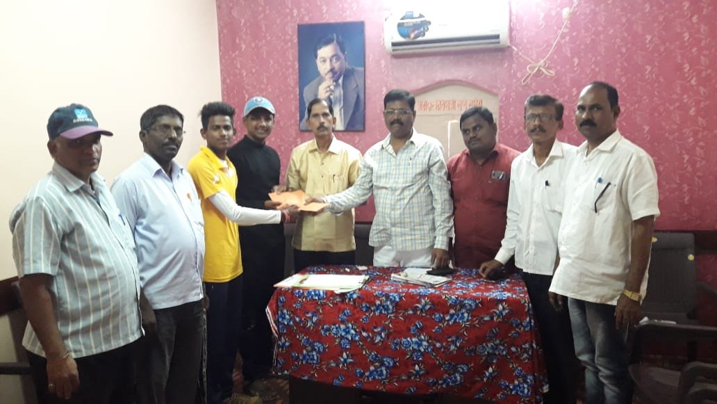 आ. नितेश राणे यांच्याकडून क्रिकेट संघात निवड झालेल्या खेळाडू ओंकार व वृत्तीक यांना आर्थिक मदत