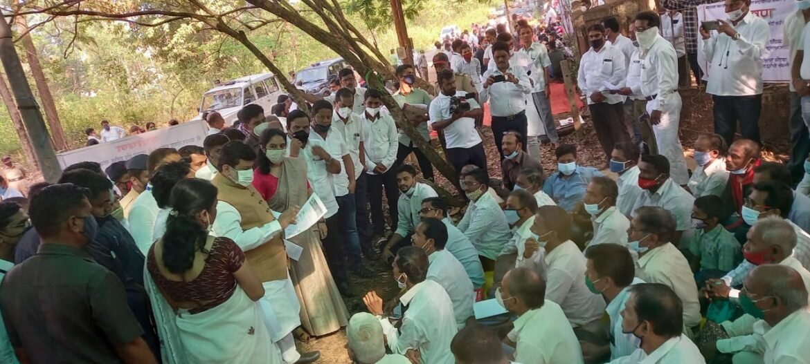 विस्थापीत नवीन कुर्ली गावठणील प्रकल्पग्रस्ताच्या लाक्षणिक उपोषणास पालकमंत्री नाम. उदय सामंत यांची भेट प्रकल्पग्रस्त मागणीवर ठाम