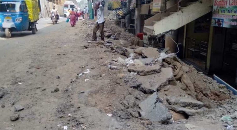 पटवर्धन चौकात बांधण्यात आलेले गटार अखेर ठेकेदाराने बुजविले