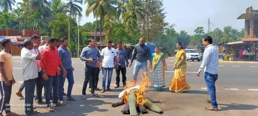 सावंतवाडी पाठोपाठ कुडाळ तालुक्यातील झाराप येथे खासदार विनायक राऊत, आमदार वैभव नाईक यांच्या प्रतिनात्मक पुतळ्याचे जोडे मारून दहन