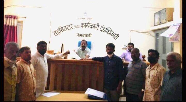 वैभववाडी तहसिल कार्यालयासमोर आपल्या विविध न्याय मागण्यांच्या पुर्ततेसाठी लक्षवेधी आमरण उपोषण