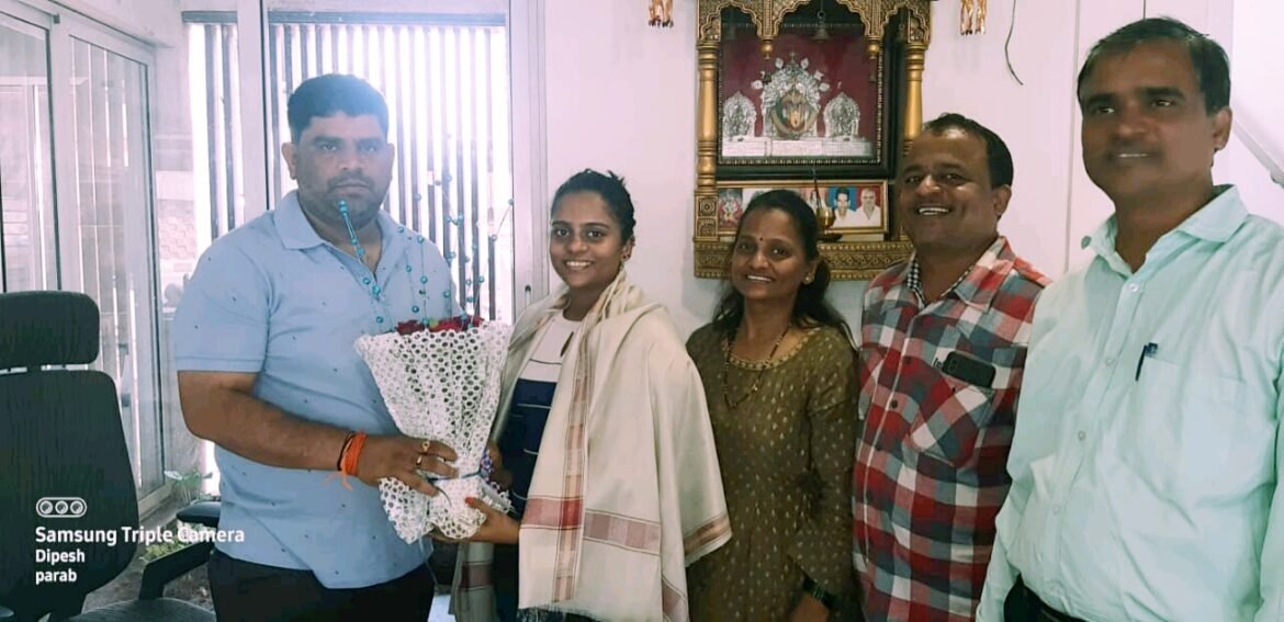 मल्लखांब स्पर्धेत यशस्वी कामगिरीबद्दल आ.वैभव नाईक यांनी केला हिमानी परब हीचा सत्कार