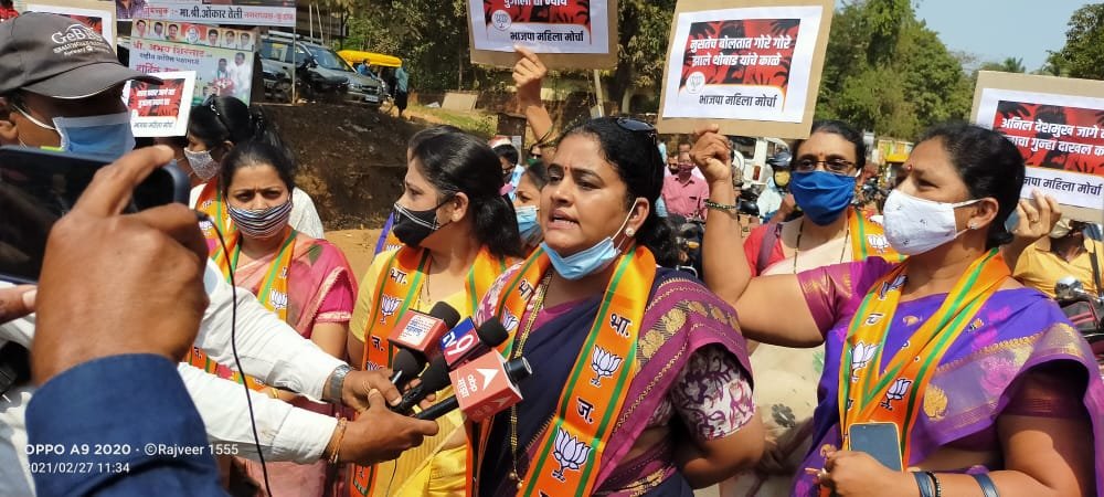 वादग्रस्त मंत्री संजय राठोड यांच्या राजीनाम्यासाठी भाजपच्या रणरागिणींचा रुद्रावतार ; कुडाळ – वेंगुर्ला मार्गावर रास्तारोको