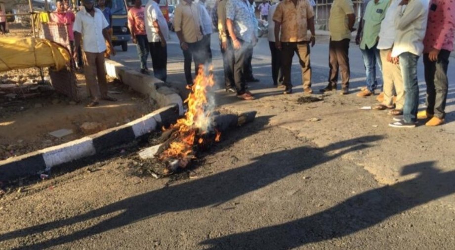 कणकवली भाजपा कार्यकर्त्यांनी जाळला खासदार राऊतांचा पुतळा