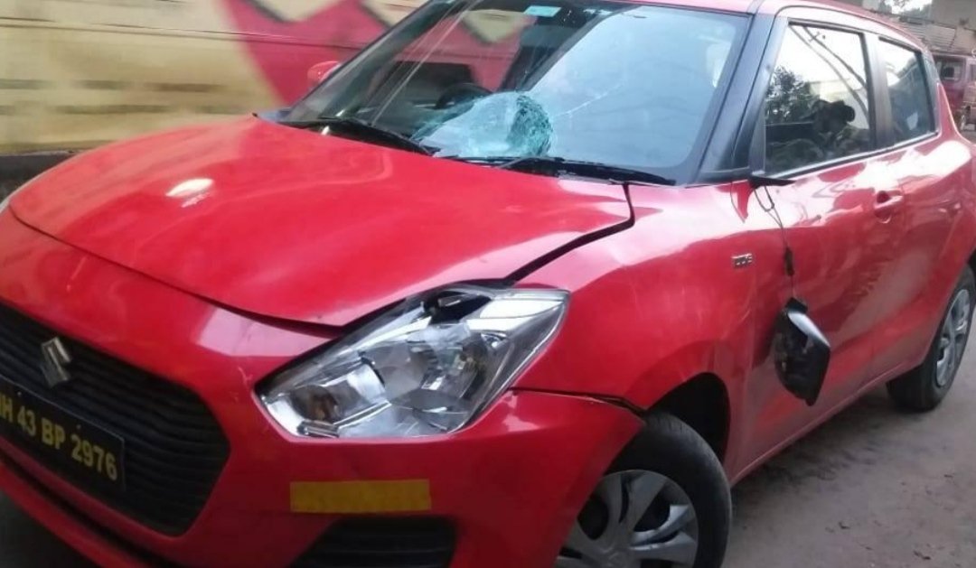 स्विफ्ट कारची जोरदार धडक बसून दोन वृद्ध पादचारी गंभीर जखमी.