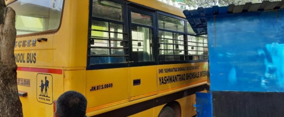 सावंतवाडीत स्कूल बसची पान टपरीला धडक
