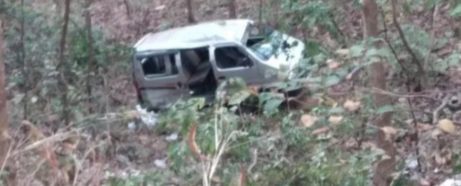 सावंतवाडी शिरोडा मार्गावरील घाटीत खोल दरीत कोसळून गाडीला अपघात