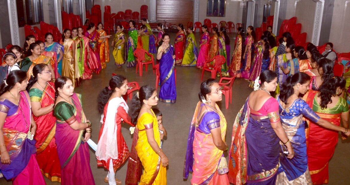 महिलांनी स्वतःच्या पायावर उभे राहत आत्मनिर्भर बनावे ; समृद्धी पारकरमिळून साऱ्याजनी महिला मंचच्यावतीने महिला दिन साजरा ; विविध क्षेत्रातील महिलांचा सत्कार
