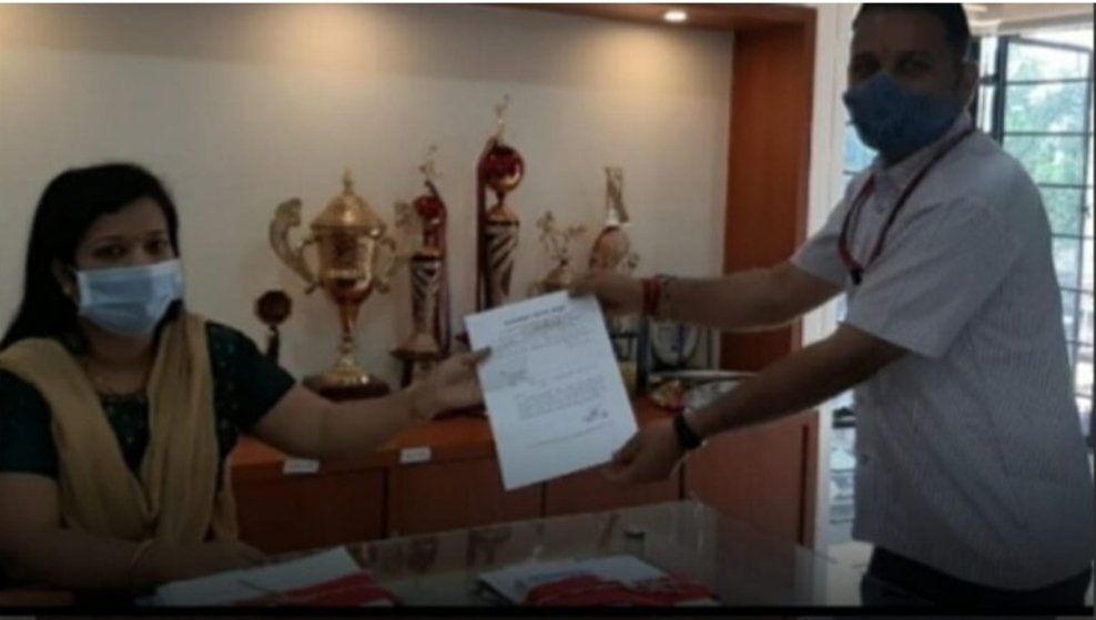 मळेवाड नदीपात्रातील साचलेला गाळ लवकरात लवकर काढा