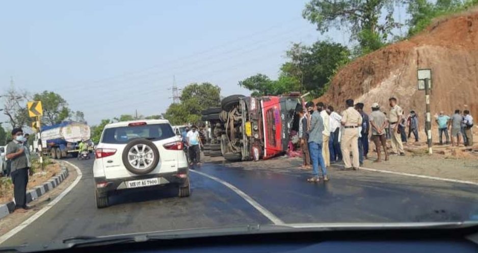 वागदे – हळवल फाट्याजवळ ट्रक पलटी