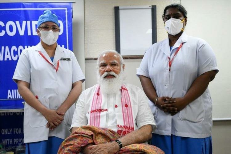 पंतप्रधान नरेंद्र मोदींनी घेतली कोरोना लस