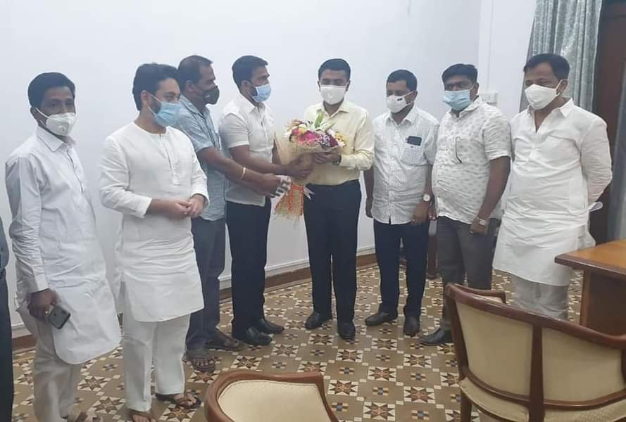 *लोकमान्य डंपर संघटना अध्यक्ष मिलिंद परब आणि जिल्हा वाळू संघटना सिंधुदुर्ग अध्यक्ष बाबा परब यानी निलेश राणेंसमेवत गोव्याचे मुंख्यमंत्री मा प्रमोद सावंत यांची घेतली भेठ*