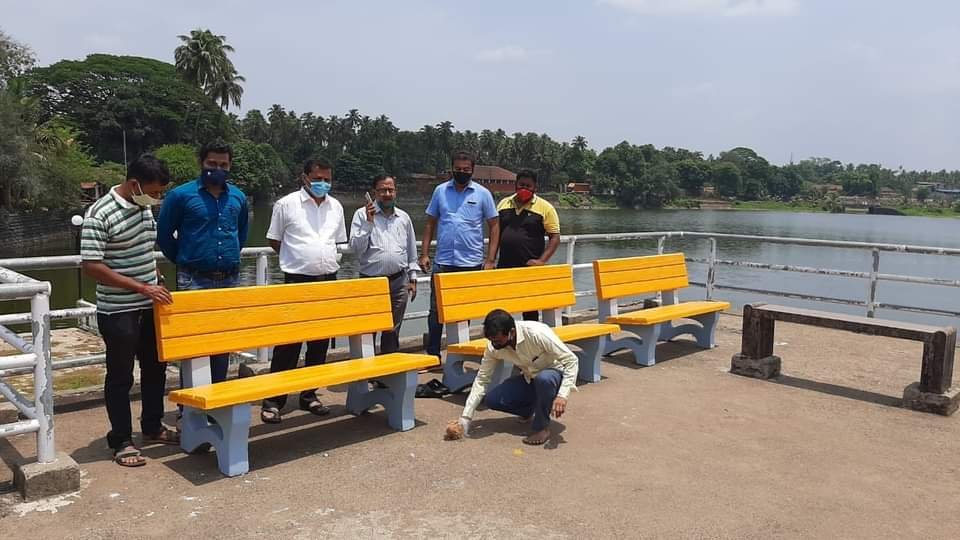 नगराध्यक्ष संजू परब यांनी जेष्ठाच्या विरंगुळ्यासाठी केली बाकड्याची व्यवस्था