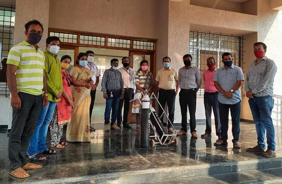 कुडाळ कोविड सेंटरला भाजपच्या वतीने ऑक्सिजन सिलेंडर उपलब्ध.