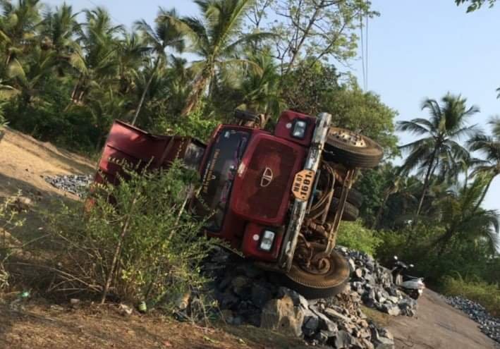 माजगाव येथे डंपर पलटी