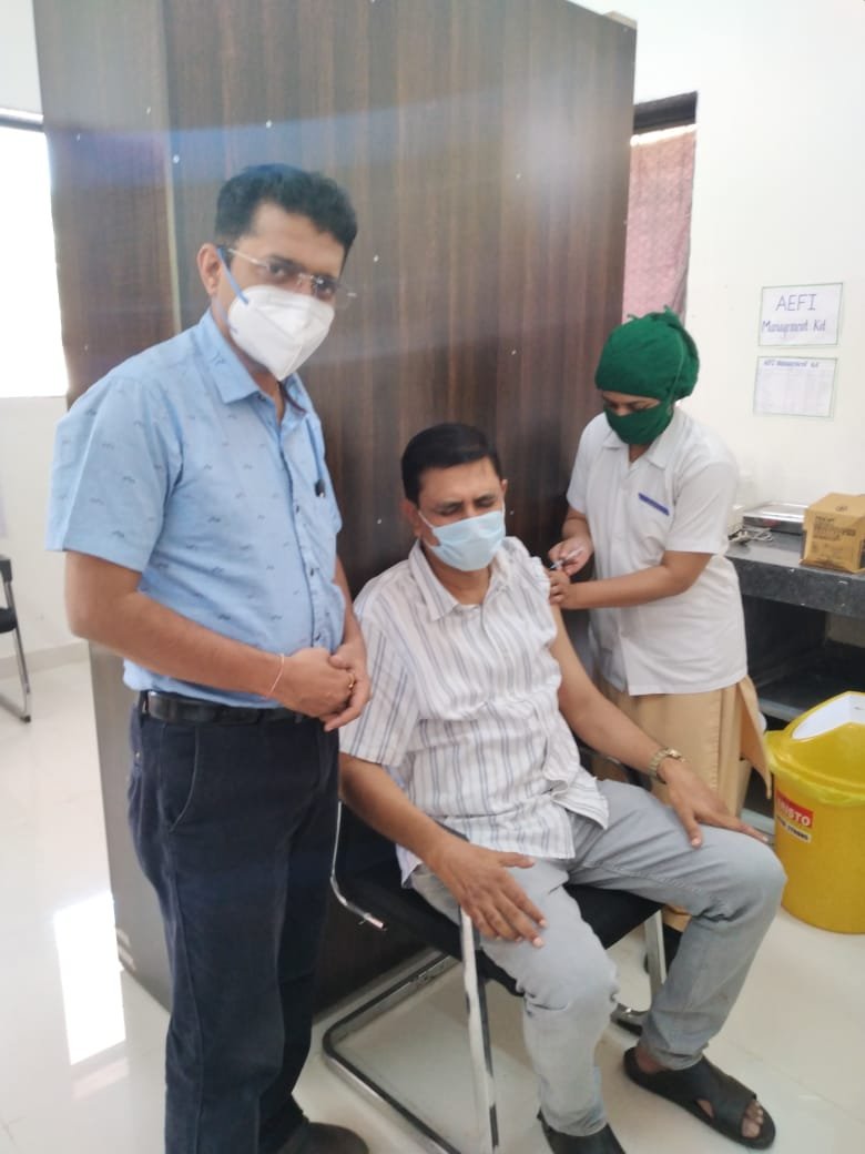 जिल्हा बँक संचालक व्हीक्टर डांटस यानी घेतली कोरोना लस