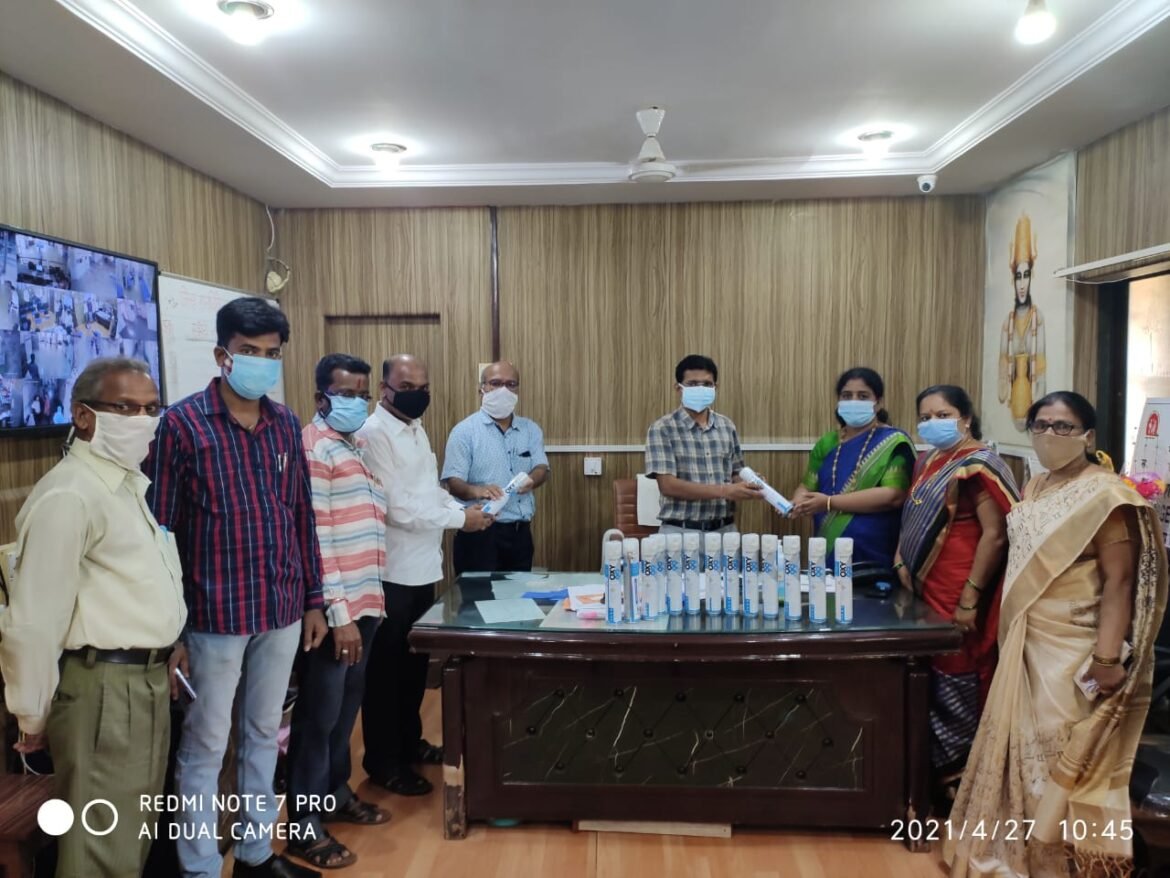 आमदार नितेश राणे यांच्या सहकार्याने ओरोस जिल्हा रुग्णालयात OXY 99 चे 15 ऑक्सिजन कॅन सुपूर्द