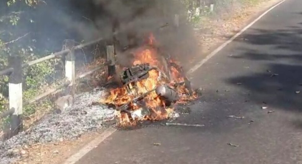 वरवडे नदिपुलावर प्लेजर मोपेड जळून खाक