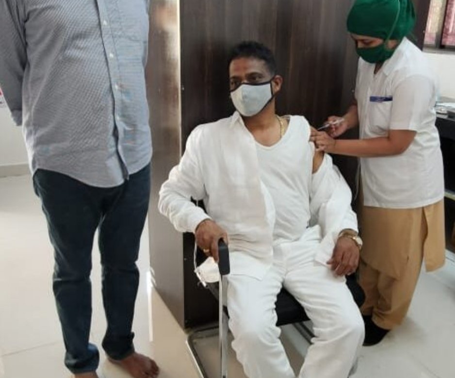 जिल्हा बँक अध्यक्ष सतीश सावंत यानी घेतली कोरोना लस !!