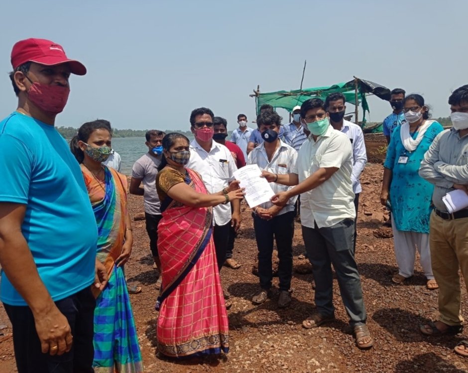 अतिक्रमणाविरोधात संतप्त झालेल्या रेवंडी येथील ग्रामस्थांनी खाडीपात्रात उतरून आंदोलन