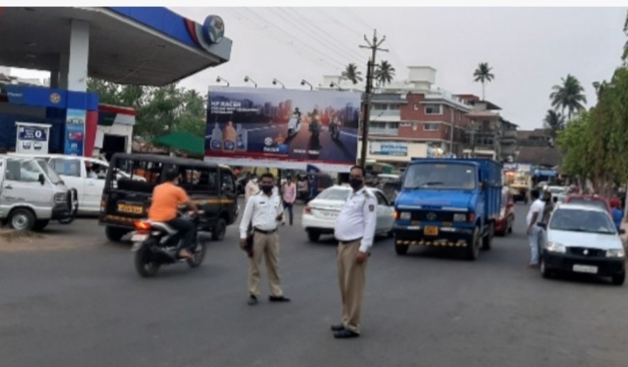विनामास्क फिरणाऱ्यांना सावंतवाडी पोलिसांची दंडात्मक कारवाई