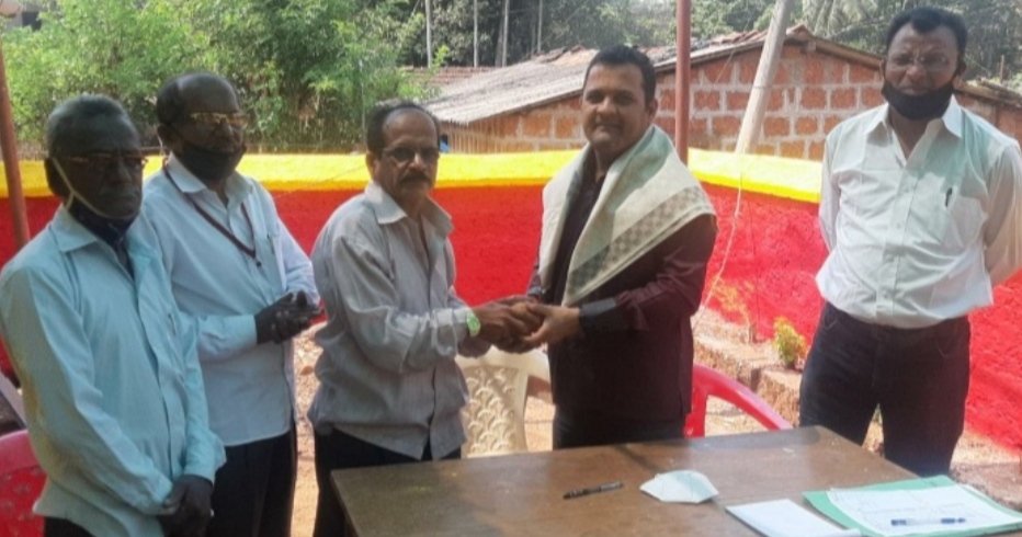 मळेवाड कोंडूरें गावातील अपंग बांधवांकडून सरपंच हेमंत मराठे यांचा सत्कार…