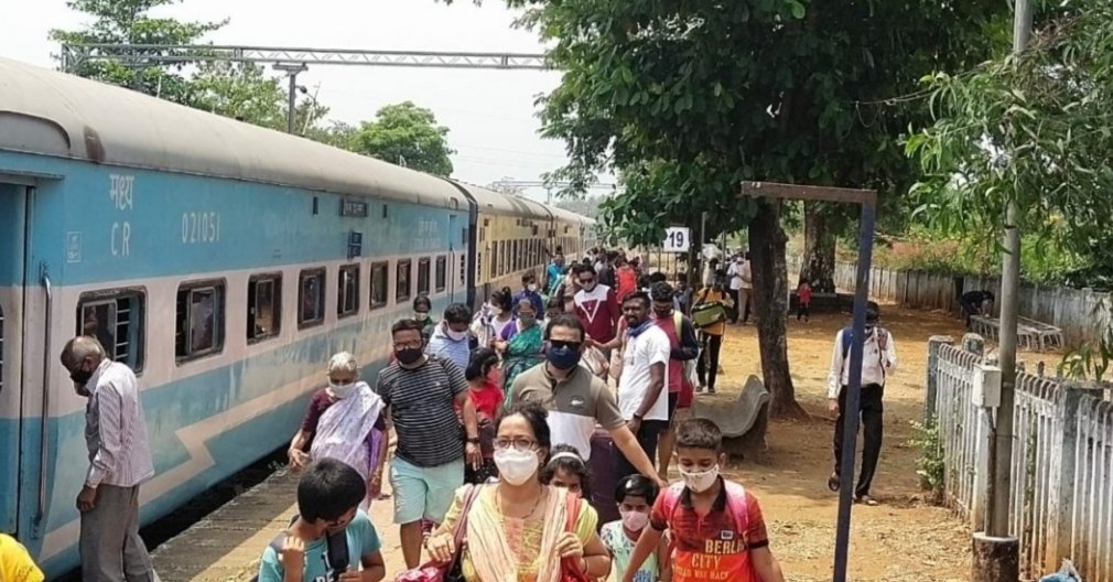 चाकरमान्यांची कणकवली रेल्वेस्टेशनवर मोठी गर्दी