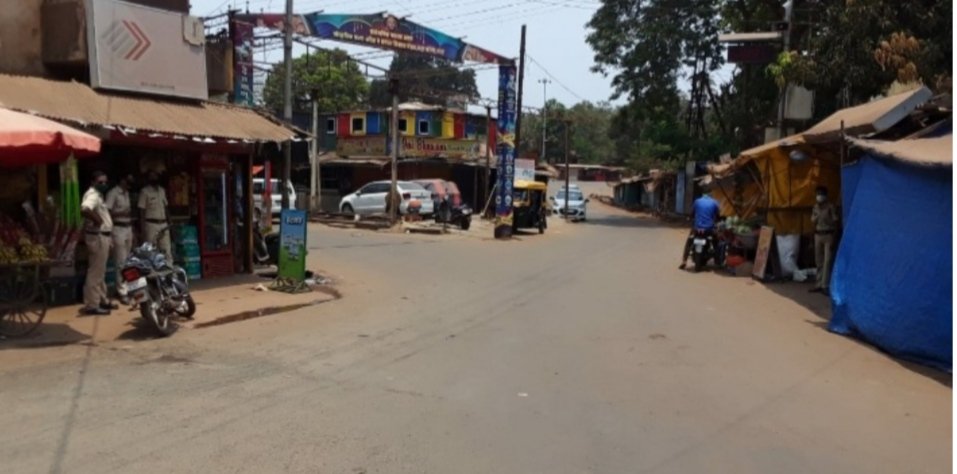 लॉकडाऊनच्या पार्श्वभूमीवर बांदा बाजारपेठेत कडकडीत बंद .