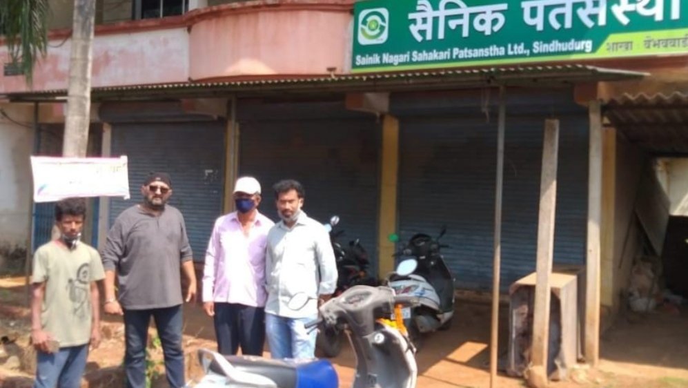 वैभववाडी सैनिक पतसंस्थेच्या कार्यलयात जंतुनाशक फवारणी…