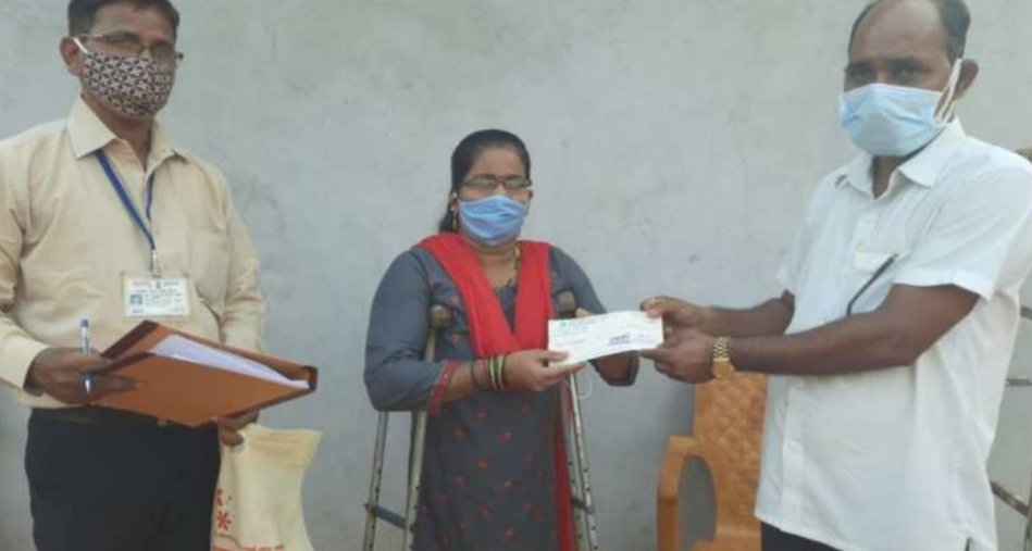 खारेपाटण ग्रामपंचायतीच्या वतीने दिव्यांग बांधवांना अनुदान वाटप