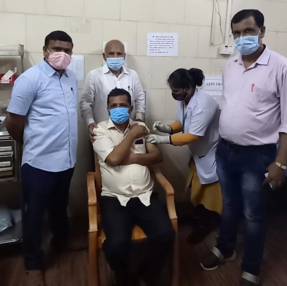 नगराध्यक्ष संजू परब यांनी घेतली कोरोना प्रतिबंधक लस
