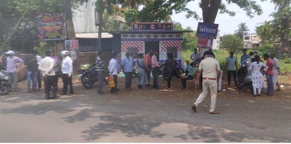 कुडाळ शहरात विनाकारण करणाऱ्यांचे “थर्मल स्क्रिनिंग”