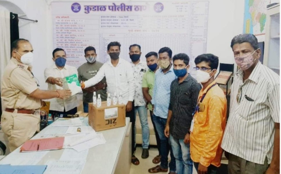 युवा सेनेकडून पोलीस व होमगार्ड कर्मचाऱ्यांना मास्क-सॅनिटायझरचे वाटप