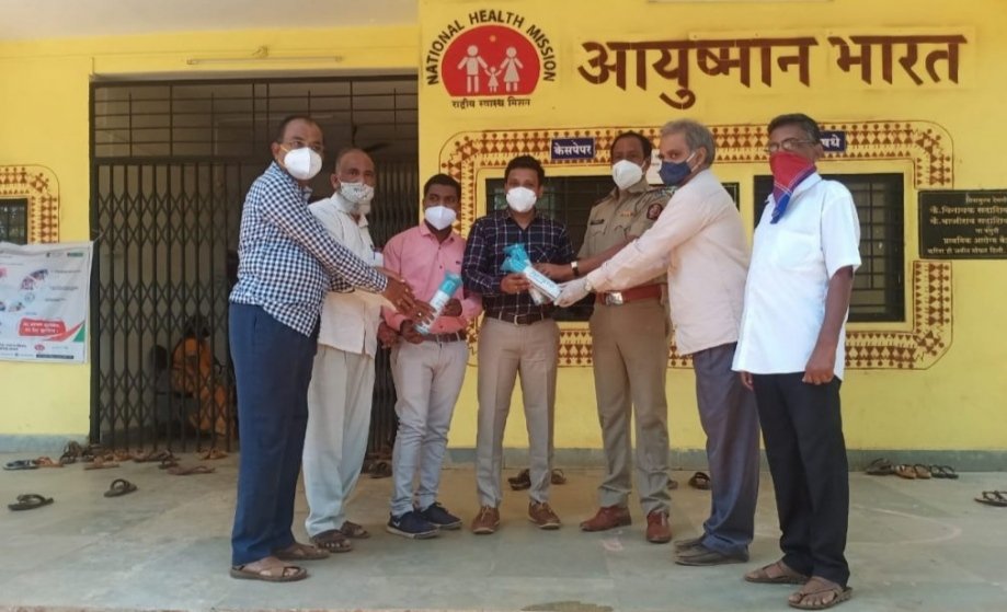 उद्योजक दत्ता काटे यांची सामाजिक बांधिलकी : उंबर्डे प्रा.आ. केंद्र व ग्रामपंचायतींना दिले एकुण 20 पोर्टेबल ऑक्सीजन कॅन