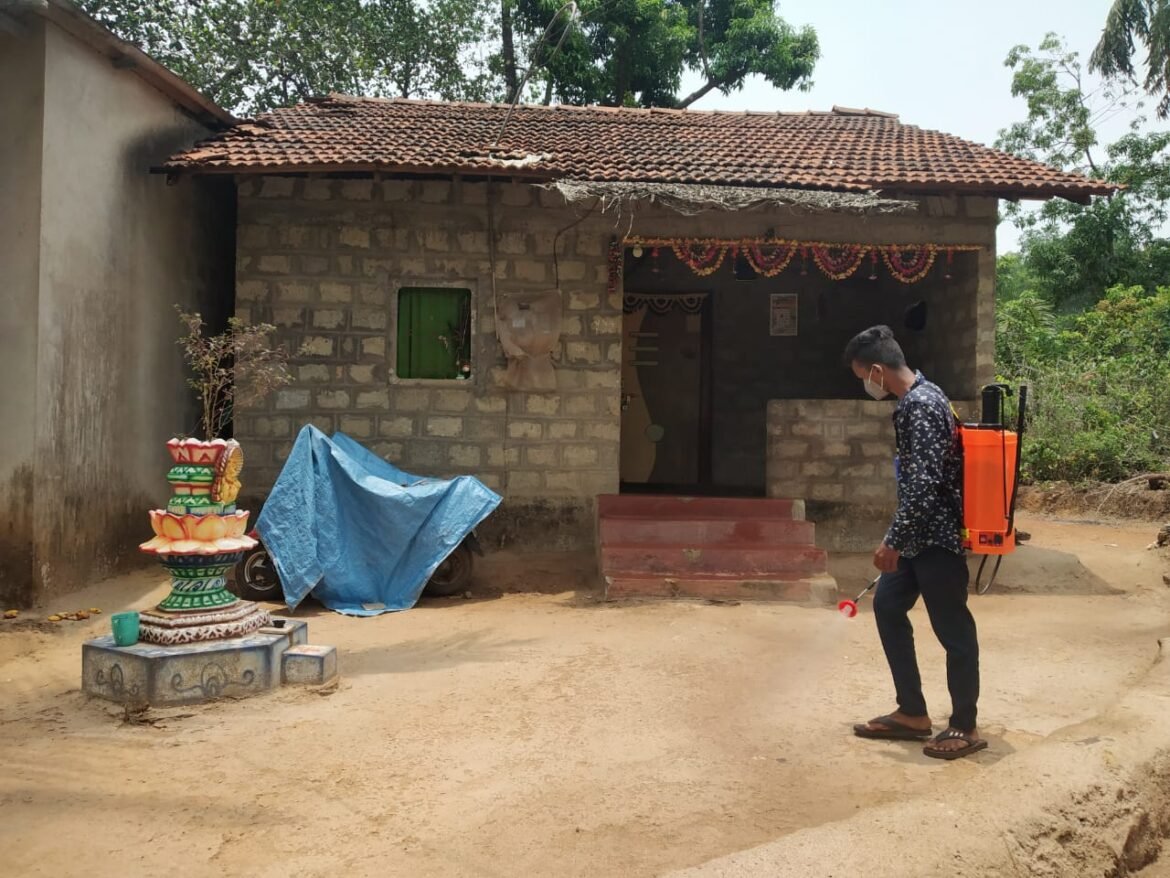 कोरोनाचा हॉटस्पॉट असलेल्या देवगड मधील पडेल गावी मनसे तर्फे मोफत सोडीयम हायपोक्लोराईडची फवारणी