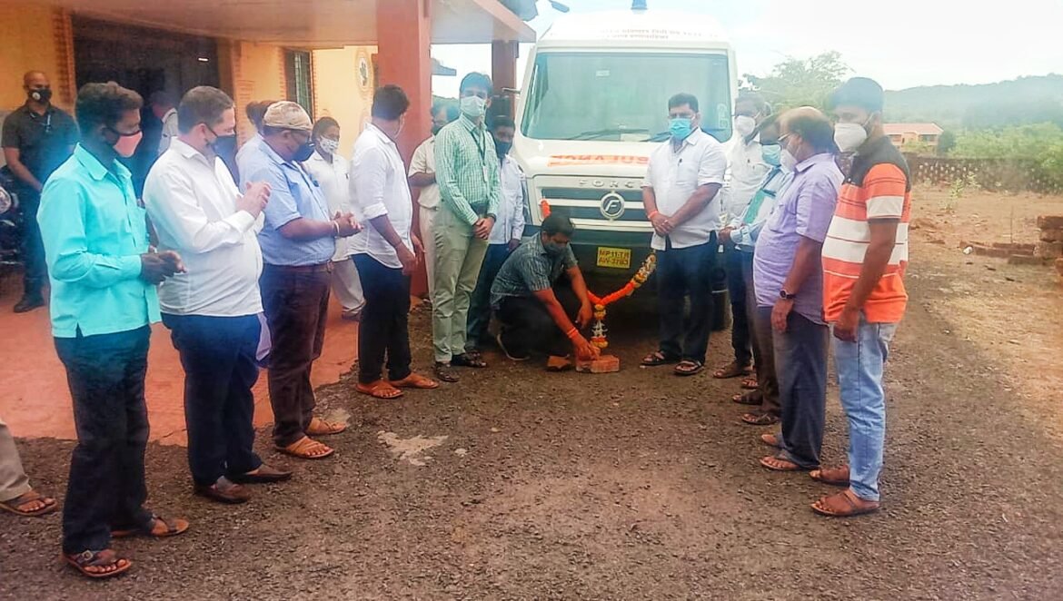चौके प्रा.आ. केंद्रासाठी दिलेल्या नवीन रुग्णवाहिकेचे आ. वैभव नाईक यांच्या उपस्थितीत लोकार्पण