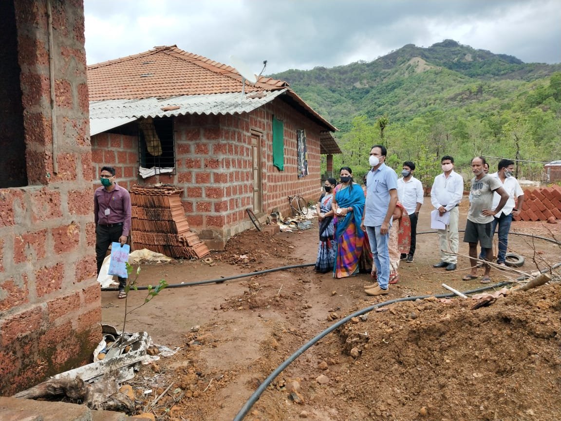 तौक्ते चक्रीवादळाच्या तडाख्यात नुकसानग्रस्त भागात अध्यक्ष संजना सावंत यांचा दिलासा