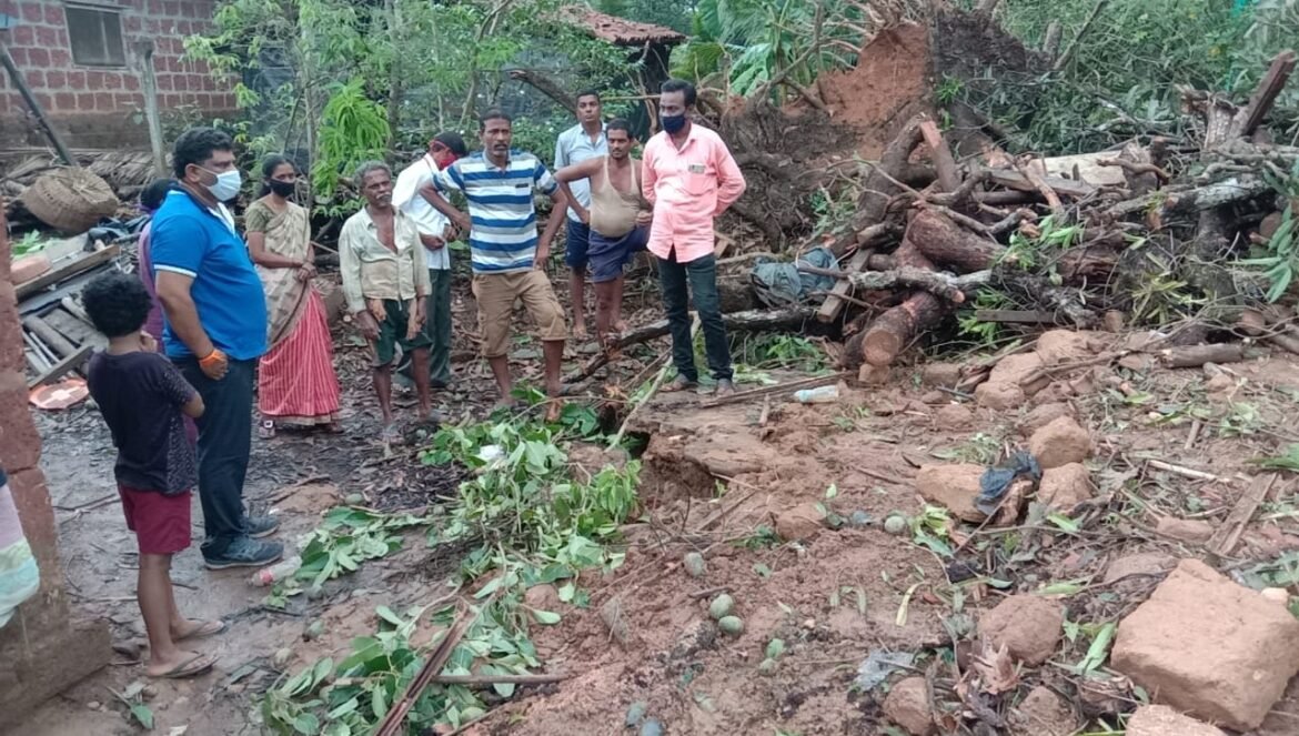 कुडाळ तालुक्यात झालेल्या नुकसानीची आ. वैभव नाईक यांनी केली पाहणी