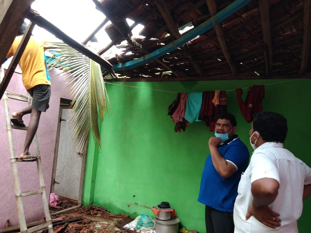 मालवणात पडलेली झाडे तोडण्यासाठी आ.वैभव नाईक यांनी पाठवली टीम