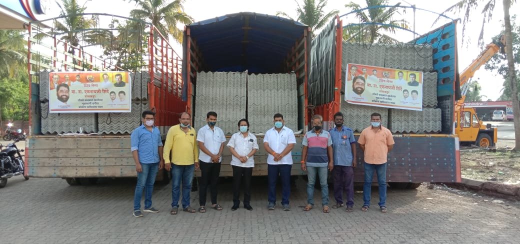 नगरविकास मंत्री एकनाथ शिंदे यांच्या माध्यमातून नुकसानग्रस्तांसाठी ६ गाड्या सिमेंट पत्रे सिंधुदुर्गात दाखल