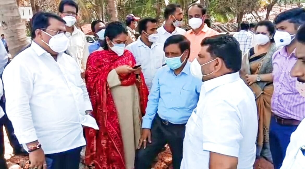 ना.विजय वडेट्टीवार यांनी वायरी,तारकर्ली,देवबाग नुकसानग्रस्त भागाची केली पाहणी